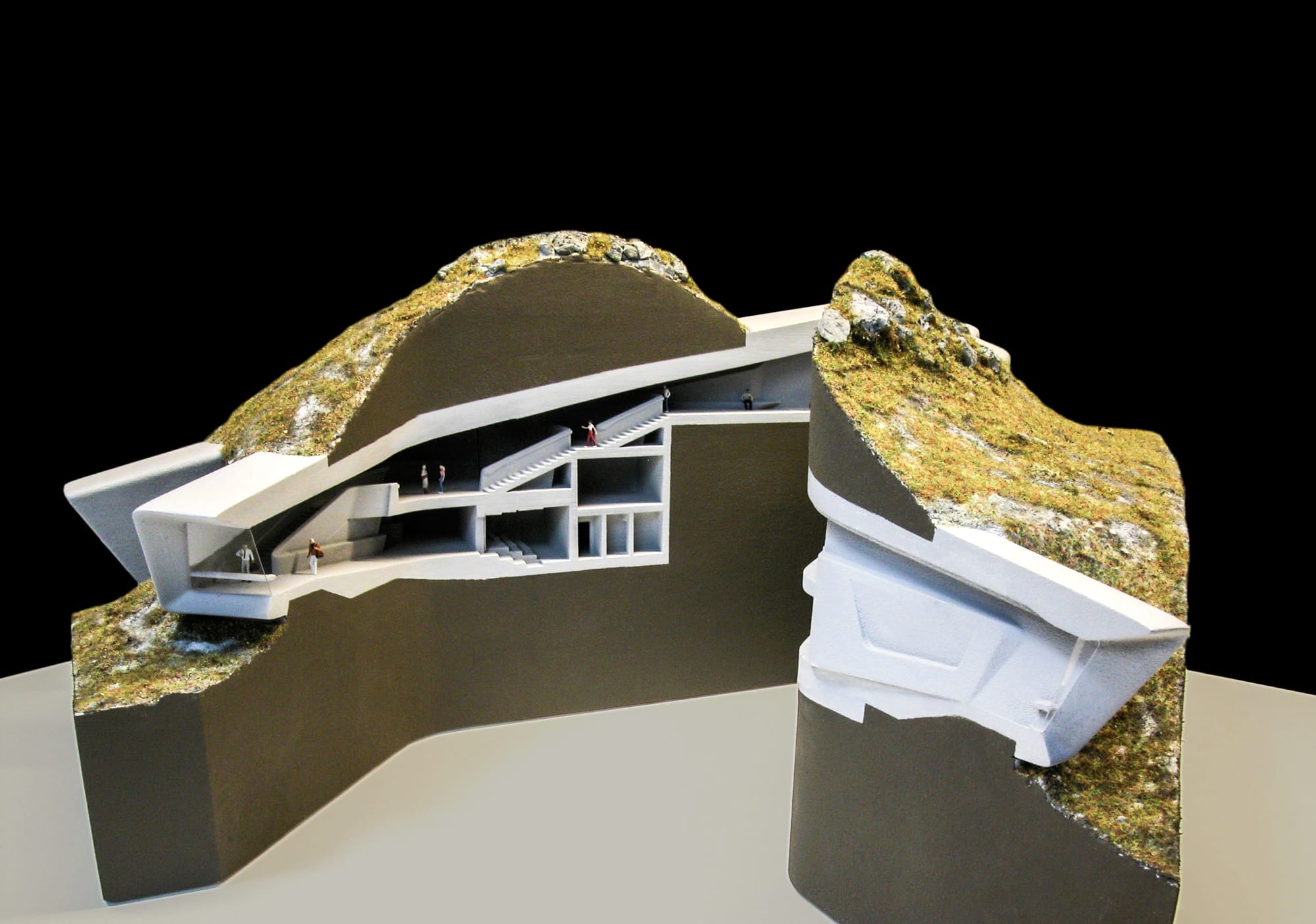 Präsentationsmodell eines in den Berg gebauten Museums mit begrünter Kuppe.